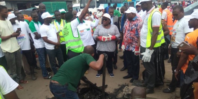 Les descentes de la ministre Anne Ouloto sur le terrain, en appui aux actions de l'Agence nationale de gestion des déchets (Anaged) et des opérateurs Ecoti-Sa et Eco Eburnie, produisent des résultats probants.(Dr)