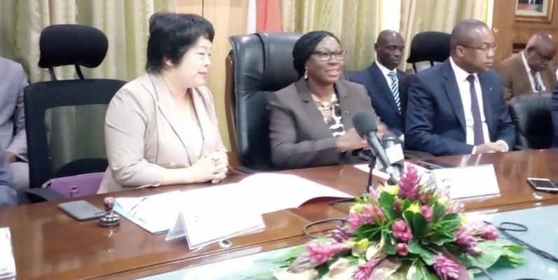 La ministre Kandia Camara, encadrée par Yé Ning, et du secrétaire d’État, Brice Kouassi, lors de la cérémonie le 8 janvier à Abidjan Plateau