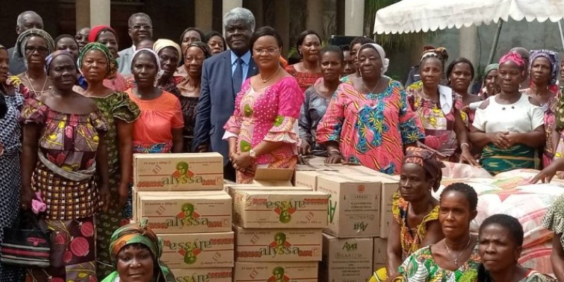 Le gouverneur Beugré Mambé en compagnie des femmes bénéficiaires. (DR)