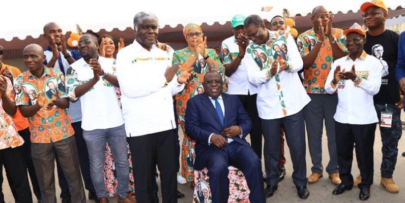 Le maire de Koumassi, Cissé Bacongo (assis en costume), investi coordinateur Rhdp-Koumassi par le gouverneur Beugré Mambé. (DR)