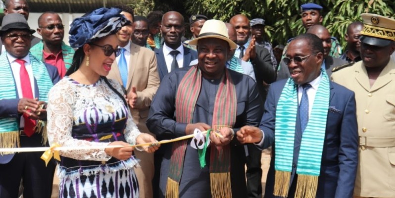 Kobenan Kouassi Adjoumani procédant à la coupure du ruban marquant l’ouverture officielle de la 8e édition de l’événement. (DR)