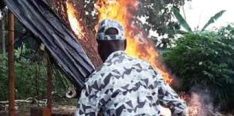Un policier détruisant un fumoir à Bonoua. (AIP)