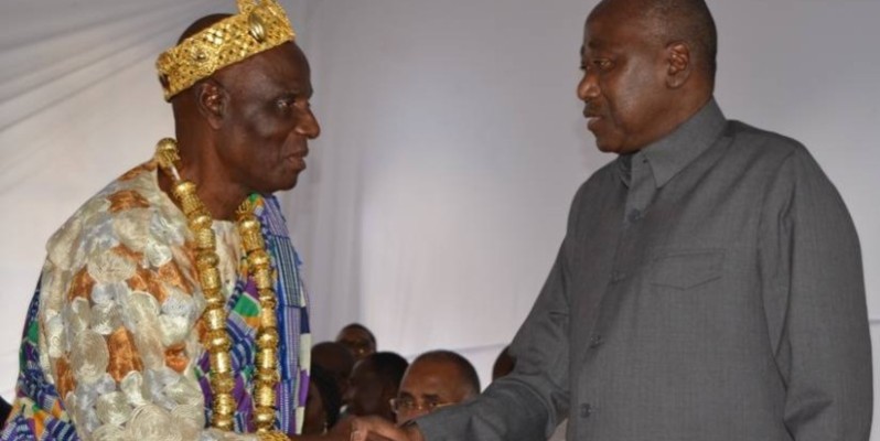 Le Chef Yobo Faustin salué par le Premier ministre Amadou Gon Coulibaly. (Aip)