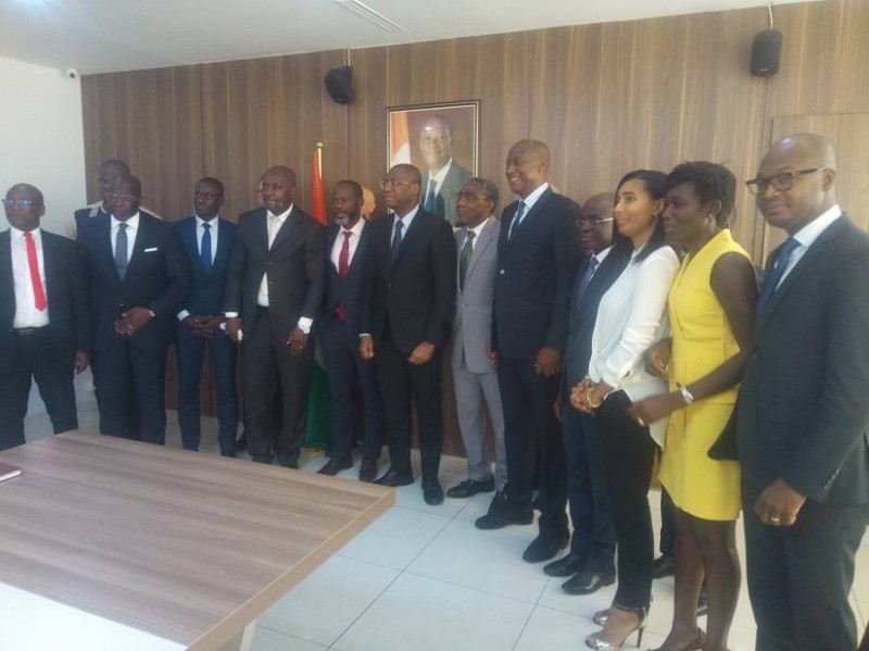 Le ministre Sidi Touré (au centre) et les afficheurs se sont engagés à relever ensemble les défis qui attendent le secteur de l’affichage publicitaire.