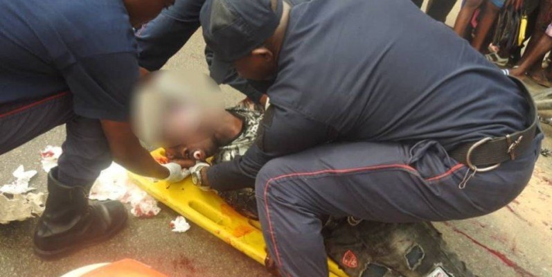 La victime recevant les premiers soins par les sapeurs-pompiers. (Gspm)