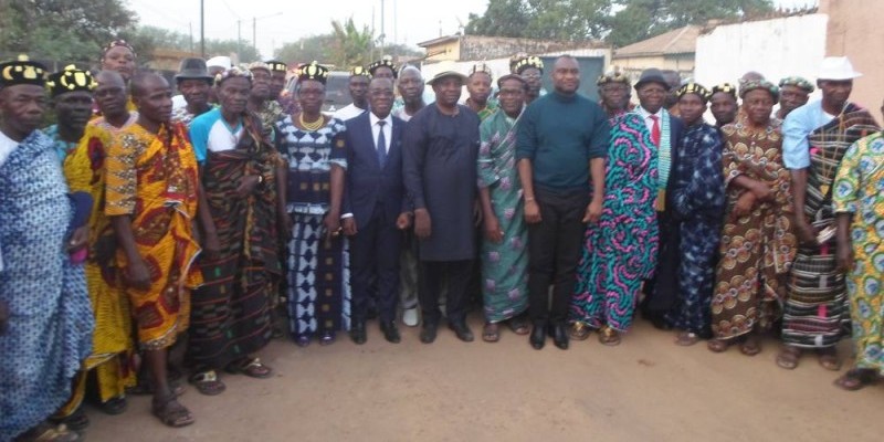 Une photo de famille autour du ministre Kobenan Kouassi Adjoumani pour immortaliser la rencontre. (DR)