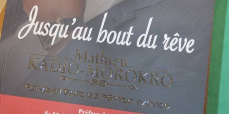 La biographie écrite par Sa Majesté Agnès Kraidy et Zio Moussa a été beaucoup appréciée par les invités.(DR)