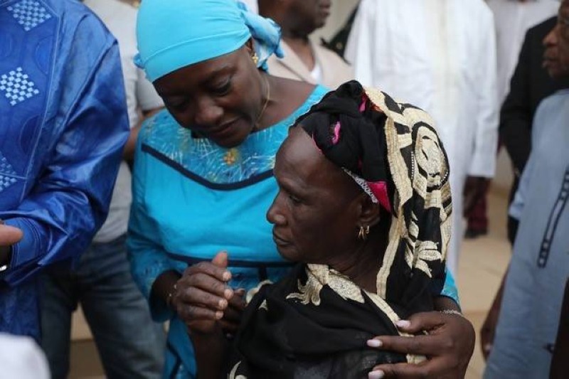 Le ministre Mariatou Koné consolant une victime (DR)