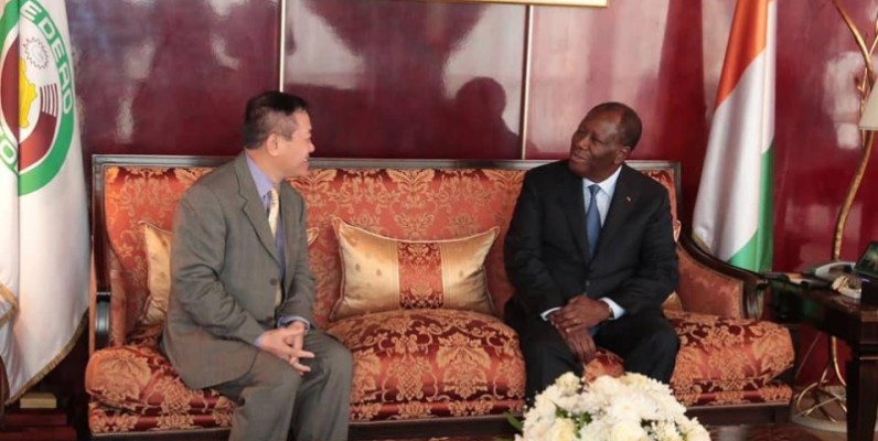 Le Président de la République de Côte d'Ivoire (à droite) et l'ambassadeur Vietnamien au cours de l'audience. (DR)