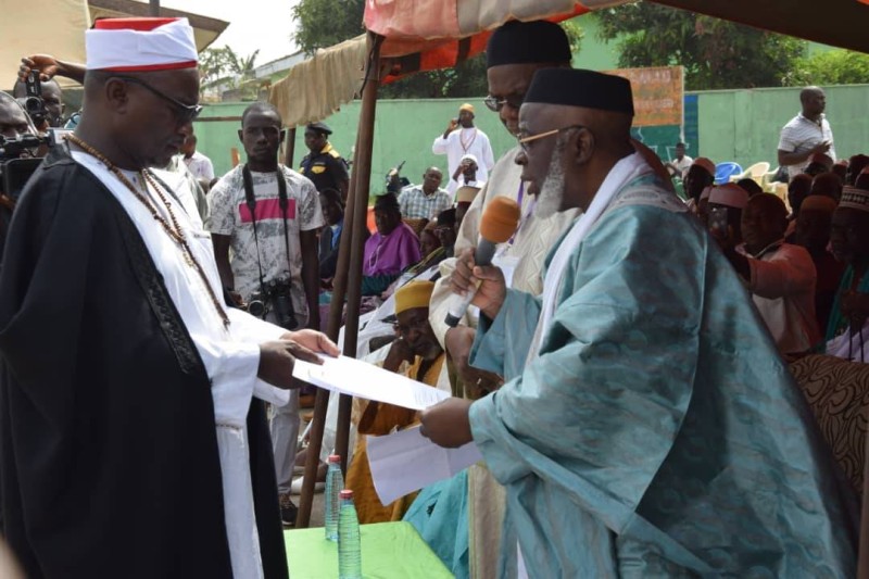 Le nouvel élu, l'Imam Sy Savané recevant son certificat et les symboles liés à sa fonction (DR)