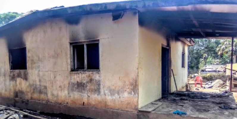 Une vue de l'habitation ravagée par les flammes à Beleoulé. (DR)