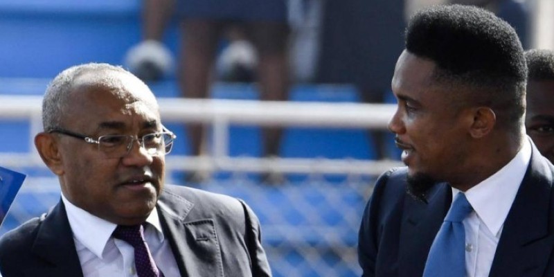 Le président de la CAF Ahmad et son conseiller l'ex-superstar Samuel Eto'o. (Rfi)