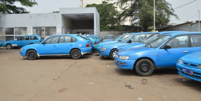 Des taxis communaux stationnés (Julien Monssan)