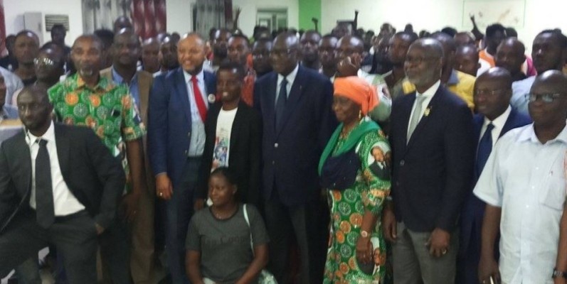 François Amichia et un groupe de jeunes après les échanges au foyer des jeunes de Marcory.  PHOTO : (DR)