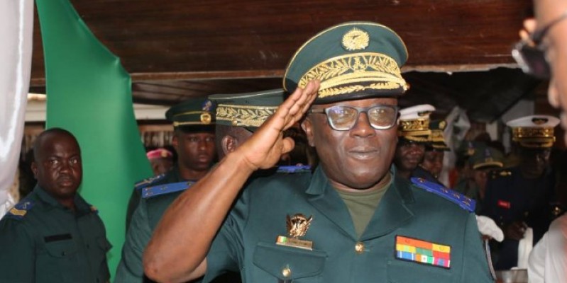 Le général de division, Lassina Doumbia, chef d’état-major des armées face aux militaires pour la cérémonie de présentation de vœux (Ph : Sébastien Kouassi)