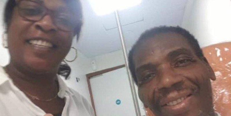 Le musicien à sa sortie de clinique, le 16 janvier, accompagné de la comédienne Clémentine Papouet. (Dr)