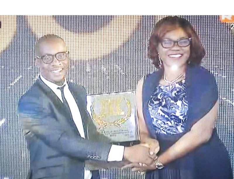 Serge Koléa recevant son trophée des mains de la ministre Kaba Nialé qui a représenté le Premier ministre, parrain de la cérémonie