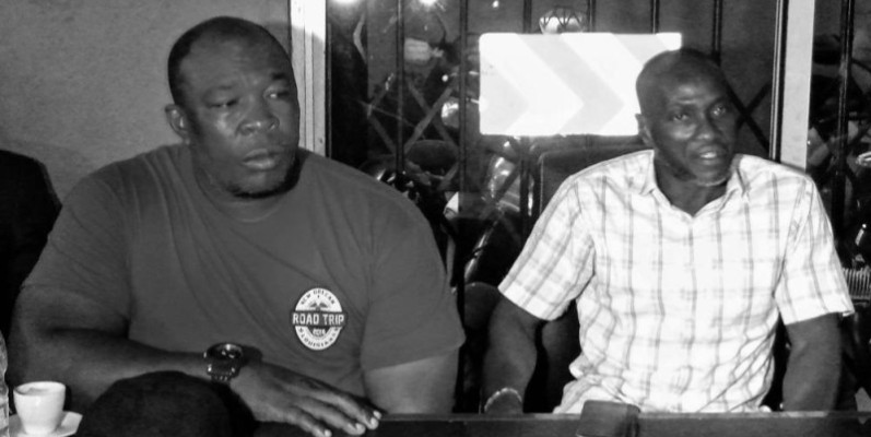 Goli Alexandre alias Zandro, président sortant (en tee shirt) en compagnie du nouveau président, Lacina Konaté dit Grand Végas. ( DR )