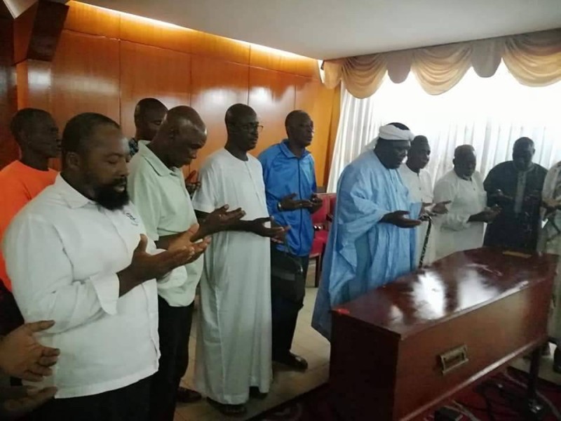 Séance de prière sur le corps du président Mamadou Salogo dès son arrivée du Maroc (DR)
