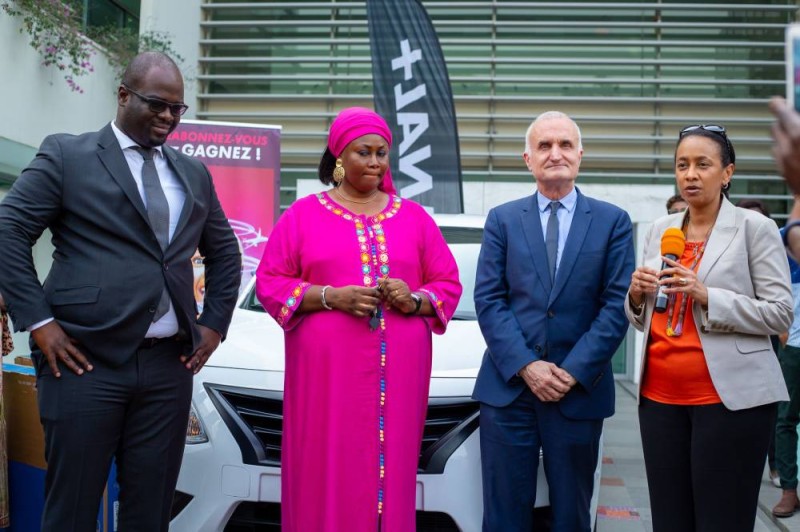 Jacques Dupuy donne les clés de la 1ère voiture à Mme Samassi (DR)