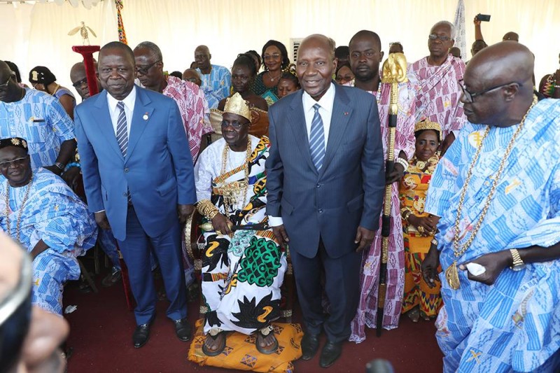 Duncan et Ahoussou avec le roi du Moronou, Nanan Ehora Tehoa. (DR)