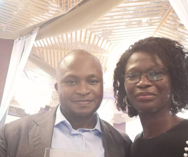 Francis Kouamé tenant son Ebony 2019. A ses côtés, Mme Amangoua, Ebony 2018 (DR)