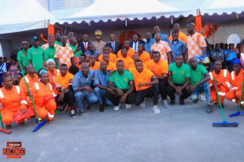 La photo de famille avec les employés de la nouvelle gare. (DR)