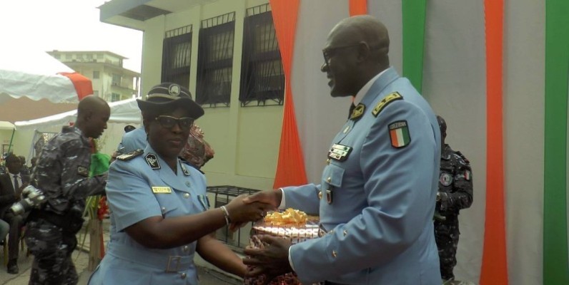 Kouyaté Youssouf, recevant son présent des mains du commissaire Aby épouse Baroan Lydie. (DGPN)