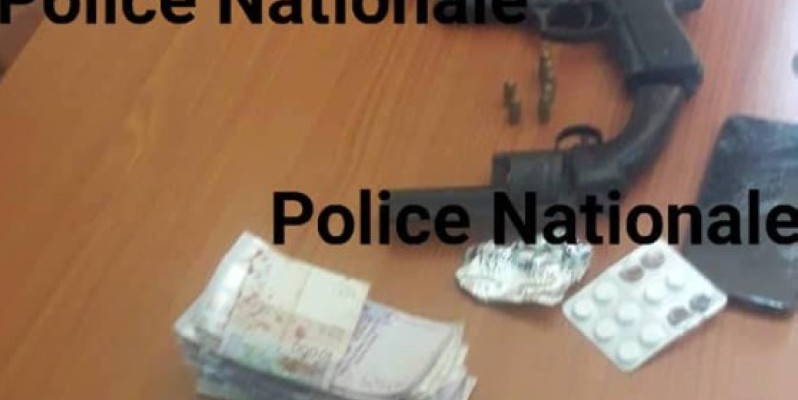 La somme d'argent et les armes découvertes par la police sur l'individu arrêté. (DGPN)