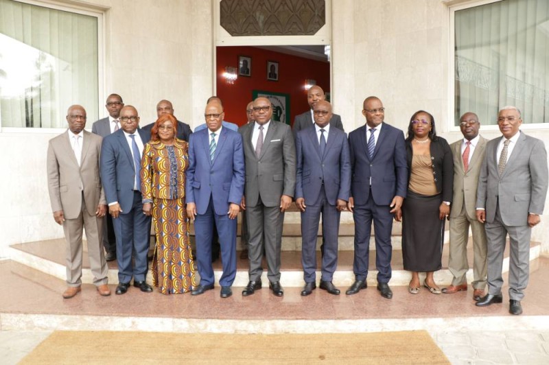 Photo de famille après la séance de travail du bureau de la Cei avec l’ANP, la HACA et l’ARTCI