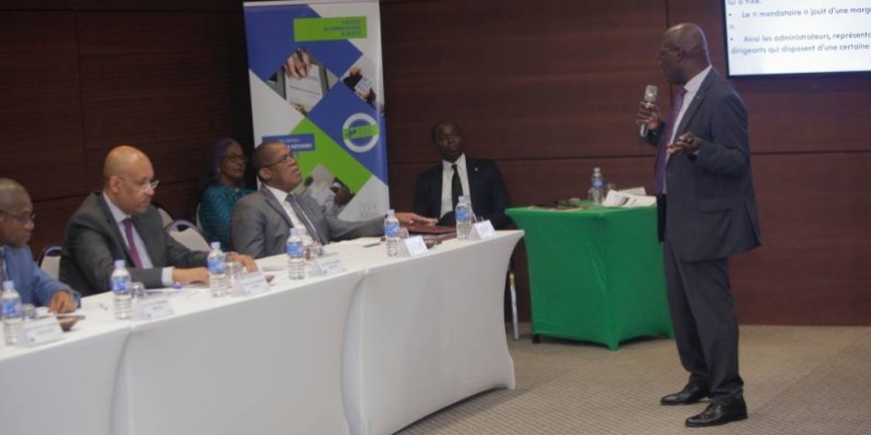 Dr Traoré Bakari, avocat, vice-président de l’Inad-CI et coordonnateur du module de formation (au micro) a expliqué, à l'ouverture des travaux, les enjeux de la gouvernance. (DR)