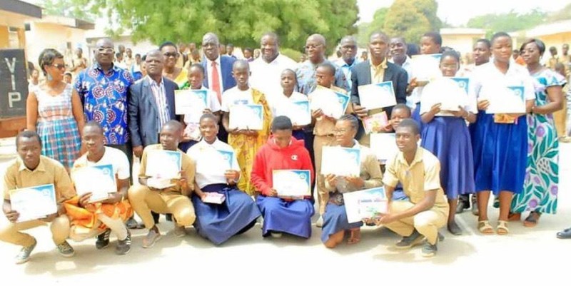 Les meilleurs élèves en anglais du lycée moderne 2 ont posé avec les autorités.(DR)