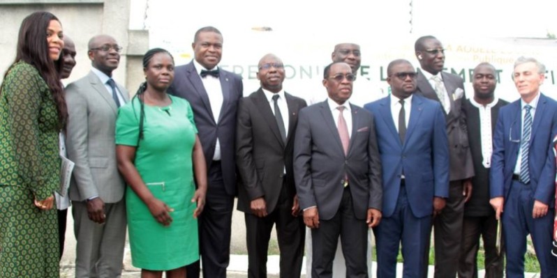 Photo de famille après le lancement du Forum international pharmaceutique par le ministre de la Santé et de l'hygiène publique, le Dr Aka Aouélé. (DR)