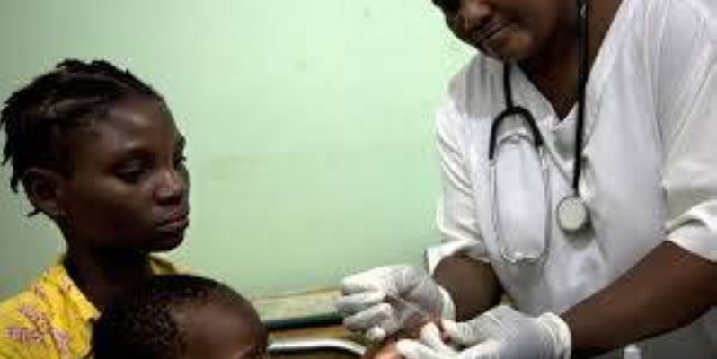 Une mère et son enfant dans un centre de santé. (DR)