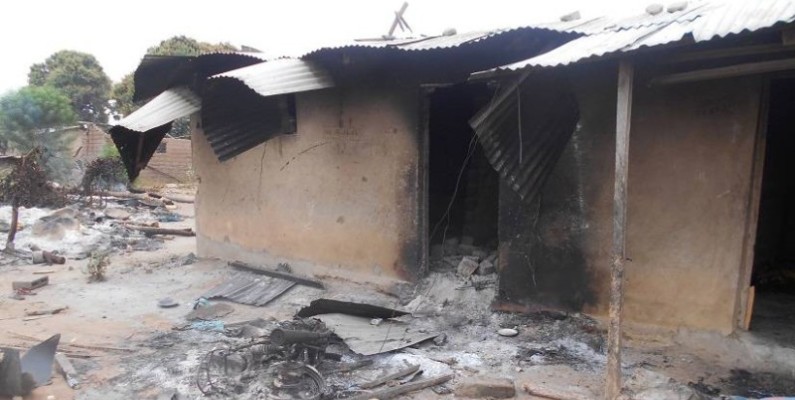 Une vue des maisons incendiées pendant le conflit. (DR)