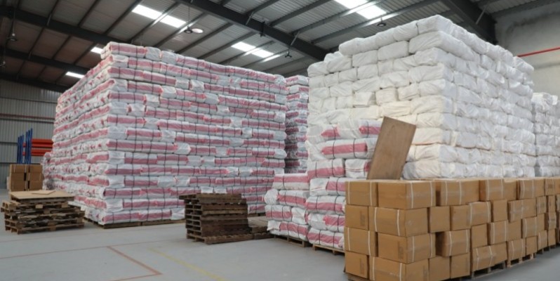 Le centre logistique du CICR à Abidjan réceptionne et expédie chaque jour entre 10 et 15 tonnes de matériel d’urgence pour une quinzaine de pays de la région. (HONORÉ BOSSON)