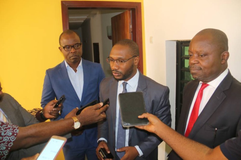 Le directeur-pays Coginta, encadré par M. Koré représentant du président de la ComNat-Alpc et le responsable de Rasalao-Ci, M. Koffi
