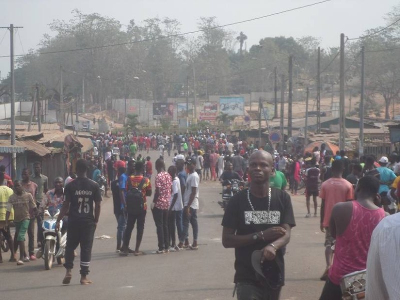 Les affrontements entre d'une part les élèves et d'autre part les forces de sécurité et élèves ont entraîné beaucoup de monde dans les rues. (DR)