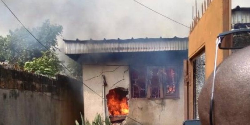 Une vue de la villa en feu. (AIP)