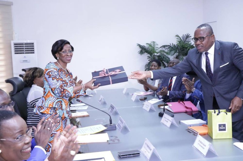 La ministre Bakayoko Ly-Ramata remettant au président de la Cei, M. Coulibaly-Kuibiert, les dossiers contenant leurs préoccupations. (DR)