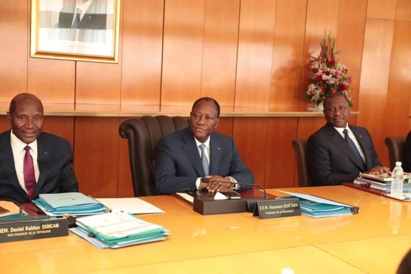 Le Chef de l'Etat, Alassane Ouattara encadré par le vice-président Daniel Kablan Duncan et le ministre d'Etat, ministre de la Défense, Hamed Bakayoko (DR)