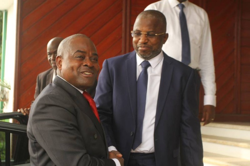 Le DG de l'ARRE, Pr Justin Koffi, reçu à son arrivée à Fraternité Matin par le DDR dudit groupe, M. Amédée Assi. (Véronique Dadié)