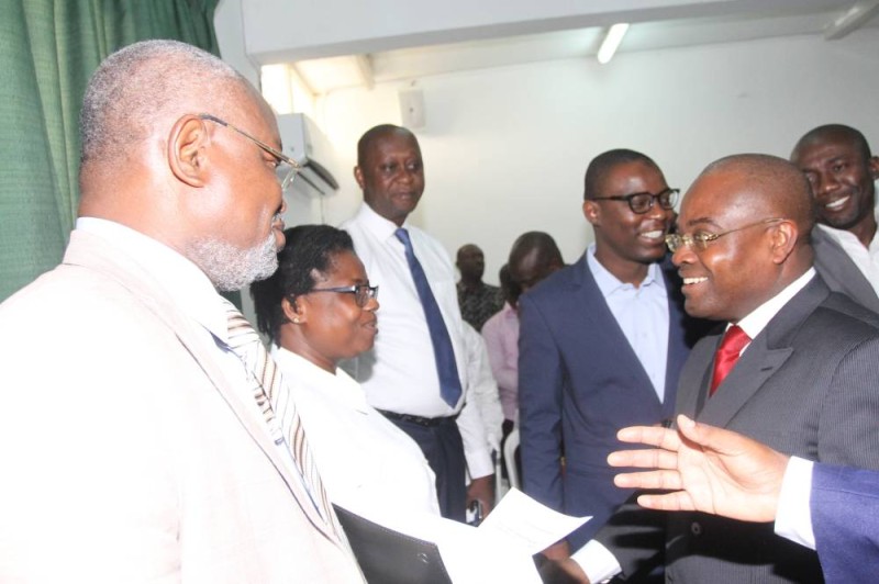 Pr Justin Koffi, DG de l'ARRE, saluant l'équipe de l'encadrement de Fraternité Matin. (Véronique Dadié)