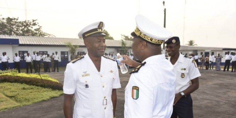 Le contre-amiral Kouamé N’Guessan Célestin arrosant le galon du sous-chef état-major Amara Koné, capitaine de vaisseau-major.  PHOTO:DR 