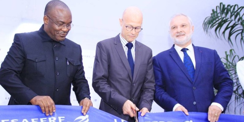 Coupure du ruban lors de la cérémonie d'inauguration du Banking center à Abidjan. (DR)
