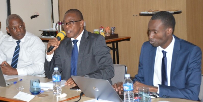 Le coordonnateur du Programme national de lutte contre la tuberculose, le Dr Jacquemin Kouakou (au centre), note que 
la tuberculose reste un problème de santé publique. (DR)