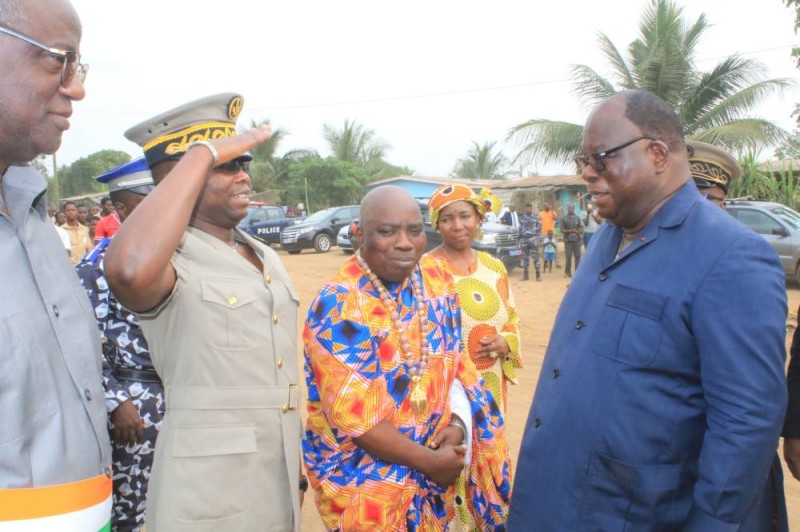 Le ministre Tchagba accueilli par les autorités administratives à son arrivée (DR)