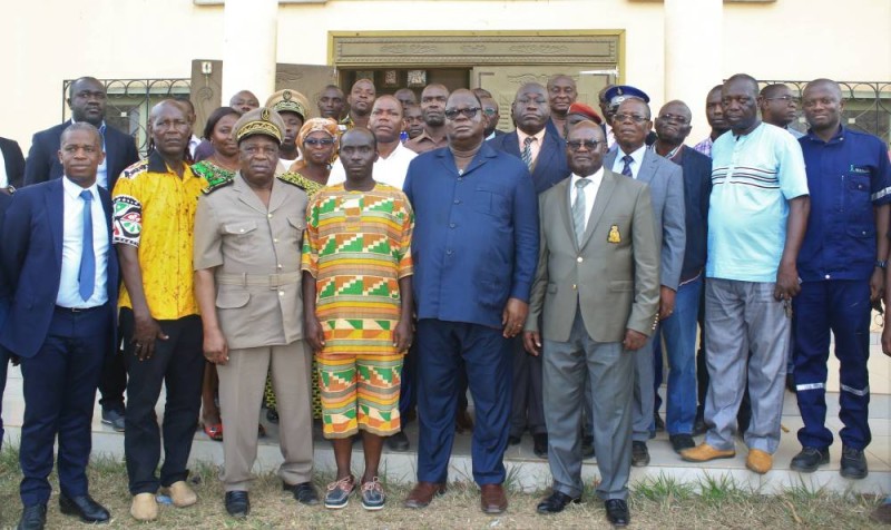 Photo de famille après la visite du ministre de l'hydraulique (DR)