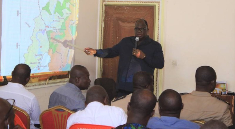 Le ministre Tchagba expliquant avec pédagogie la situation et ce qui va être fait pour trouver une solution durable (DR)