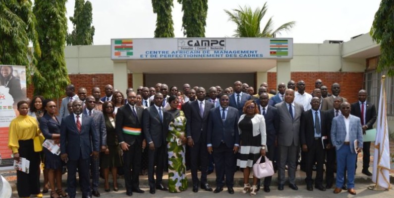 Le Dg du Campc ( au centre) a réiétér l'engagement de l'insttitution à poursuivre sa mission en adaptant ses programmes au besoins des administrations publiques et privées